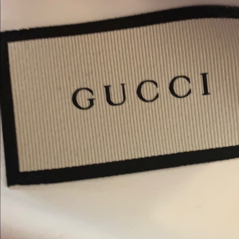 white metallic Gucci belt
